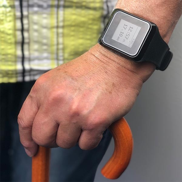 mt300_handgelenk_hell_1 GPS-Uhr für Demenz-Patienten - MT-300 Hell